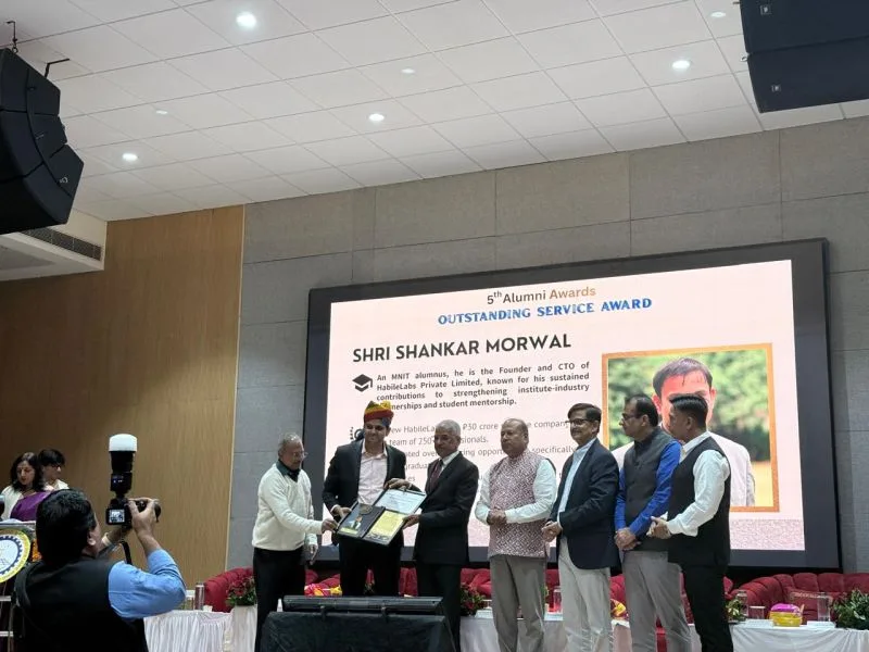 Shankar Morwal receiving the Outstanding Service Award at MNIT Jaipur's 5th Alumni Awards, December 2025